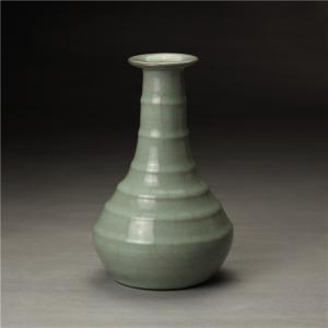 南(nán)宋修內(nèi)司官窯弦紋瓶
