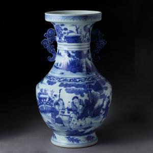 “大(dà)明(míng)萬曆年(nián)制(zhì)”款青花(huā)人(rén)物(wù)山(shān)水(shuǐ)雙耳花(huā)瓶