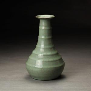 南(nán)宋修內(nèi)司官窯弦紋瓶