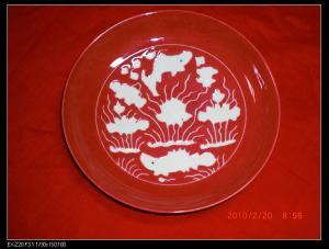 明(míng)宣德年(nián)制(zhì)款紅(hóng)釉地(dì)留白(bái)刻藻魚紋盤