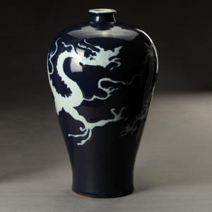 元藍(lán)釉白(bái)龍梅瓶