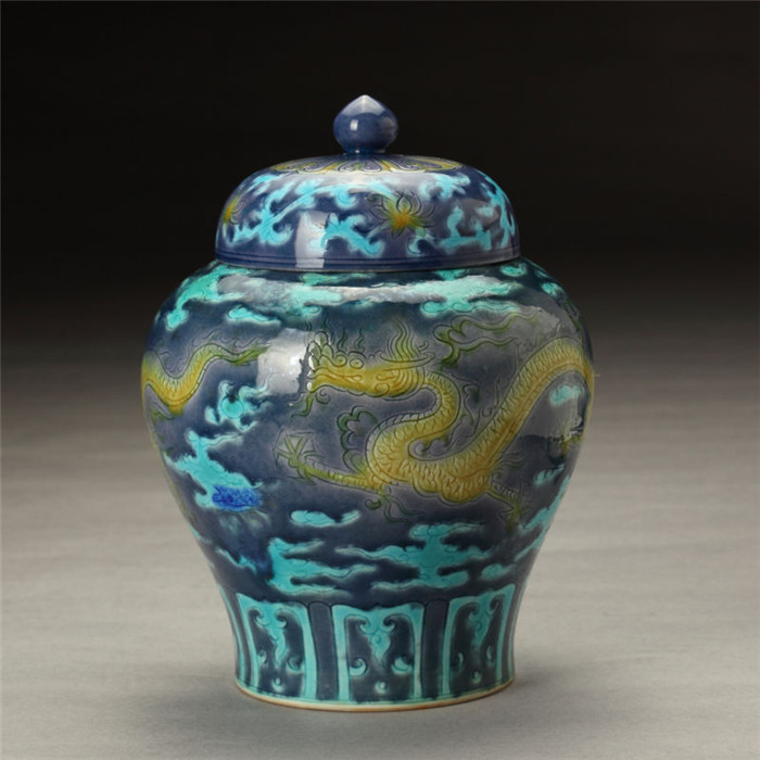 “大(dà)明(míng)成化(huà)年(nián)制(zhì)”款綠(lǜ)釉地(dì)黃(huáng)彩雲龍紋蓋罐